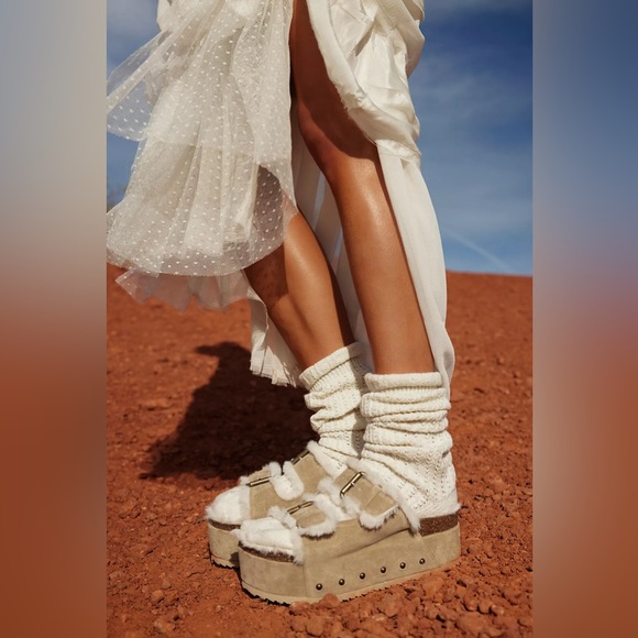 New free people Rule Breaker Sherpa Flatform Sandals new in generic shoe box - Picture 1 of 13